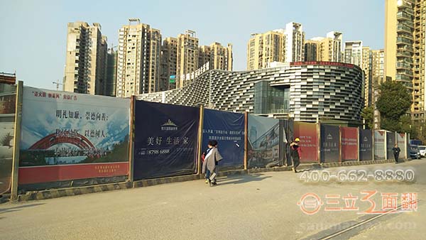 貴州貴陽恒大金世界工地立柱圍擋廣告牌案例施工圖片